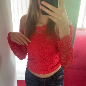 Röd/orange spetsig offshoulder topp - Säljer en snygg röd offshoulder topp i spets med långa ärmar. Köpte på secondhand så vet inte vart den är ifrån, säljs för den inte kommer till användning. Pris går att diskutera. Passar xs-m skulle ja säga 