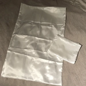 Örngott  - Säljer ett komplett set med två örngott och ett påslakan i mjuk och lyxig satin. Allt är helt nytt och aldrig använt. Satinmaterialet är lent, skonsamt mot huden och ger en elegant glans. Perfekt för att förnya sovrummet med stil och komfort. Mått örngott: 50*75