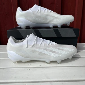 Adidas crazyfast fotbollsskor  - Säljer dessa adidas crazyfast i 45 1/3. Skorna är endast testade på foten men har släppt lite i hälen. Se bild. Annars är de helt nya. 