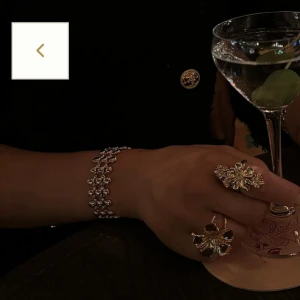 Guldigt armband med glansiga detaljer - Snyggt armband i guld med flera rader av blanka, runda detaljer som ger en lyxig och trendig känsla. Perfekt accessoar för att lyfta din outfit med en touch av glamour. Armbandet har ett unikt och iögonfallande mönster som verkligen sticker ut. Perfekt för alla tillfällen!! 🤩💋 