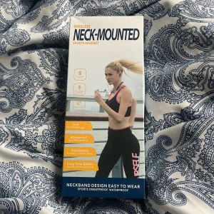 Hörlurar  - Det här är ingen bok, utan en förpackning för ett trådlöst sport-headset med nackband. Perfekt för dig som gillar att lyssna på musik när du tränar, med vattentålig design och lång batteritid. Passar aktiva ungdomar och unga vuxna som vill ha frihet och bra ljud på språng.