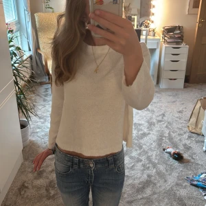 Vit stickad tröja från H&M - En enkel  vit stickad tröja från Lager 157. Perfekt för sena sommarkvällar. Mjuk och skön att bära.