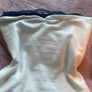 Vit tubtopp med spetskant - Egen sydd topp, den är INTE så stretchig! Jätte fin på!! 