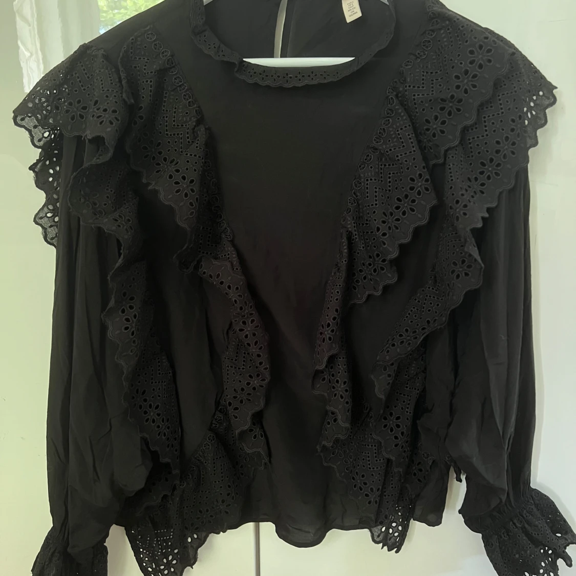 Svart blus med breda armar