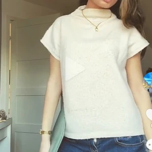 Vit stickad kortärmad tröja - Superfin vit stickad tröja med korta ärmar och hög hals. Tröjan har en enkel och clean look som passar perfekt till jeans eller kjol. Mjuk och skön, perfekt för lager-på-lager under vår och höst. Lite nopprig! storlek M men sitter som S (jag brukar ha Xxs,xs,s och tycker den sitter fint) kom gärna me prisförslag 