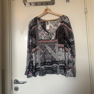 Odd molly blus  - Säljer en superfin blus i färgerna svart, vit, grå och rosa. Från märket Odd Molly i storlek 2 som enligt deras storleksguide motsvarar en storlek M. Mycket fint skick, jag hittar inga synlig anmärkningar eller defekter.  
