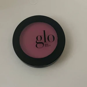 *NY*Glo Skin Beauty Blush Passion, Cremerouge, Presenttips  - Krämrouge i färgen Passion från glo.  Kvalitetssmink fr USA.   Glo Skin Beauty Cream Blush är en berikande och lätt krämrouge som ger en naturlig och strålande färg till kinderna. Dess krämiga textur glider smidigt över huden och blandar sig enkelt för en felfri finish. Med en långvarig formula berikad med antioxidanter och vitaminer vårdar den samtidigt som den ger en hälsosam lyster. Den mångsidiga rougen kan byggas upp i intensitet. Nypris: 251 sek, Pris nu: 50 sek 