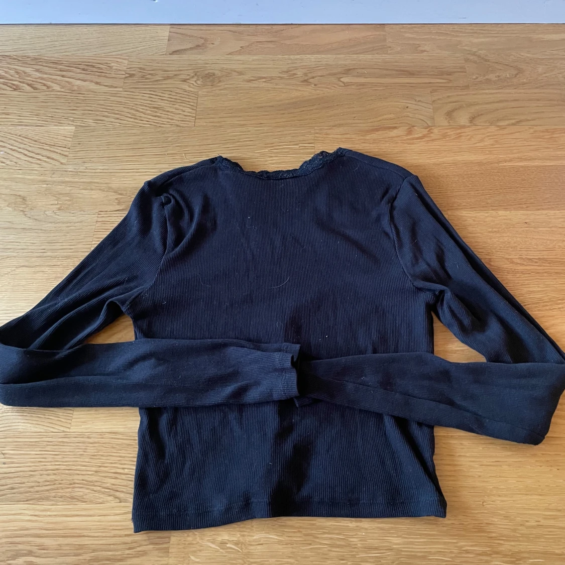 Svart ribbad topp med spets från H&M - 2