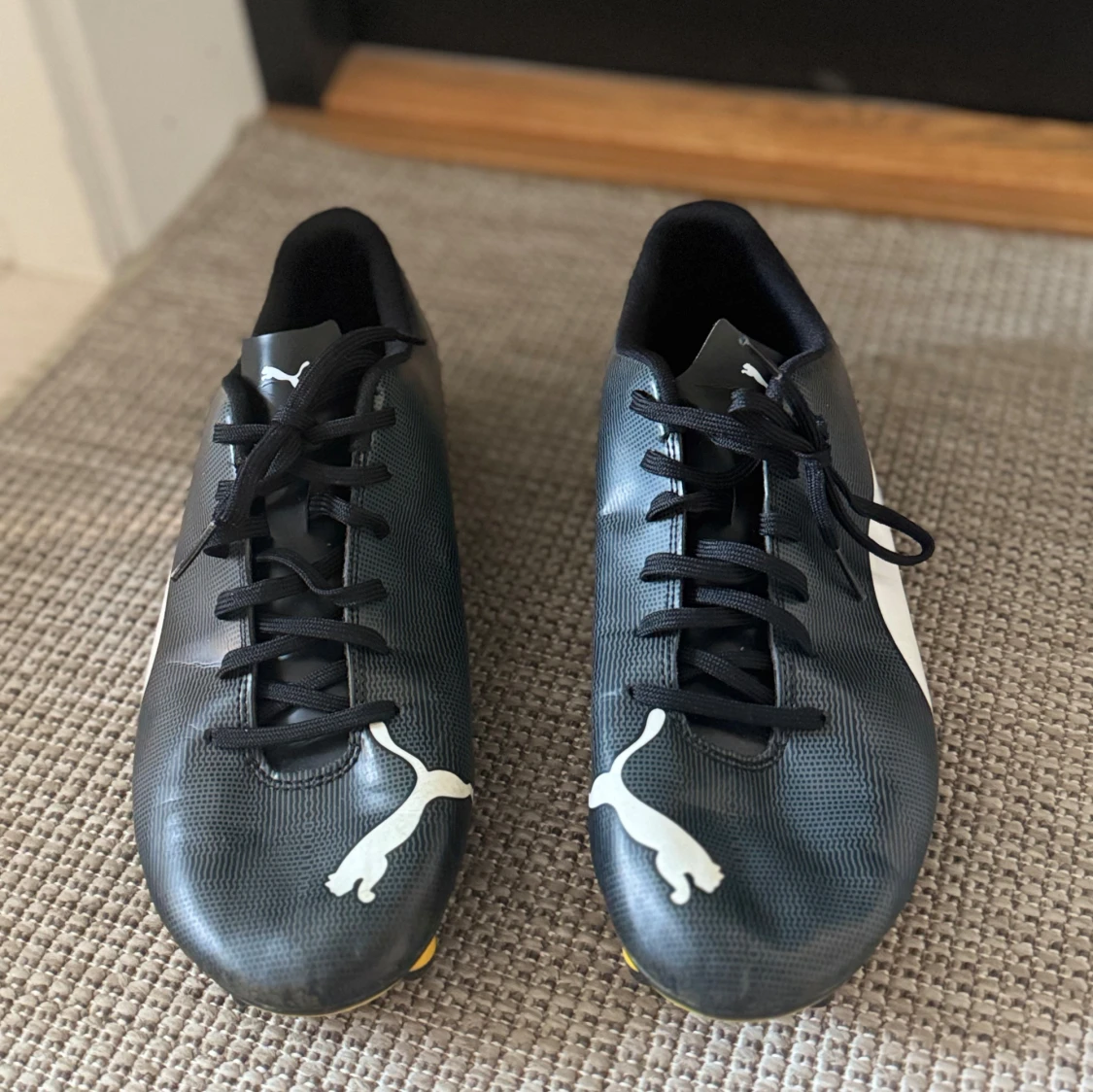 Svarta fotbollsskor från Puma - 1