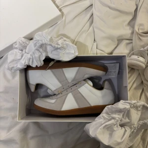 Maison Margiela gats - Vita gats, fick i present men var i fel storlek drf säljs dem, så aldrig använda endast testade en gång. Äkta såklart och köpte på GOAT (ni kan söka upp dem är legit), kvitto visas om det önskas