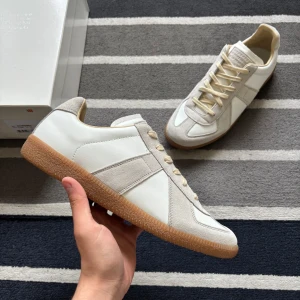 Maison Margiela GATS - Nästan helt nya & använda fätals gänger - storlek 44. Allt OG medföljer (låda, dust bag etc). Pris kan diskuteras vid snabb affär! Inga skam bud, pris kan diskuteras vid snabbaffär