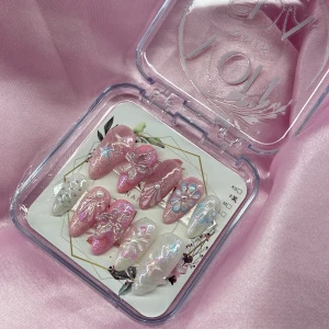 PearlcorePrincess(S);Medium Almond - Snygga gelé lösnaglar i medium mandelform med glittrig finish i rosa och vitt. Dekorerade med 3D-blommor, pärlor, stjärnor och holografiska detaljer. Perfekt för dig som vill ha extra glam och unika naglar. Kommer i S: 15 mm, 11,5 mm, 12 mm, 11 mm, 9 mm