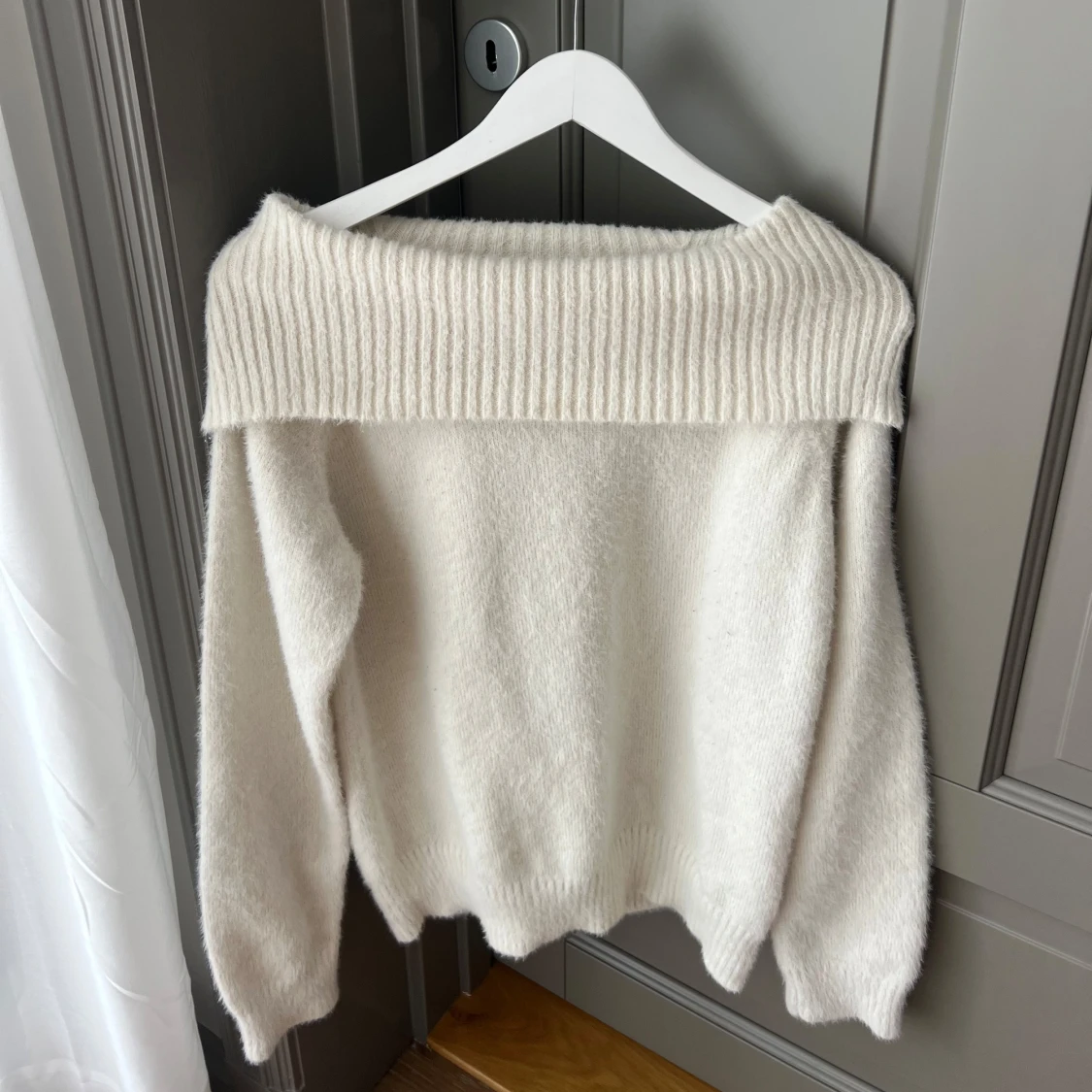 Vit offshoulder stickad tröja ifrån Lindex