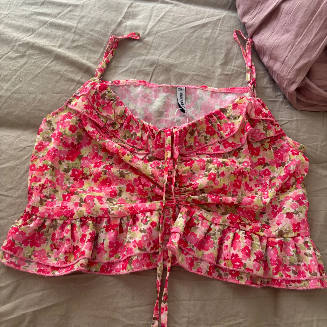 Blommig croppad linnetopp med volang - 2