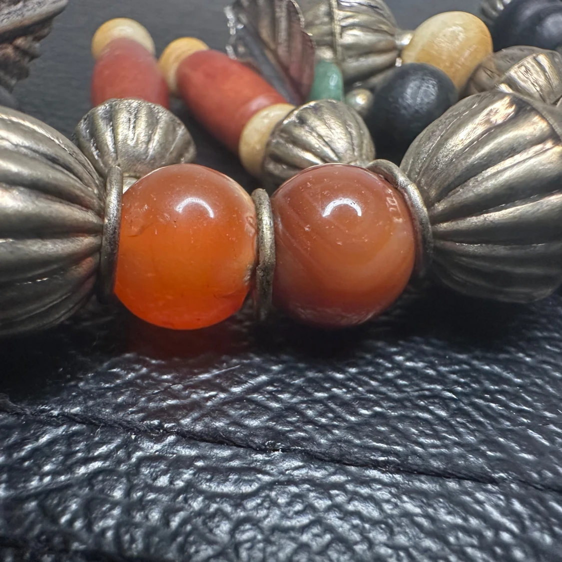 Vintagehalsband med karneol, jaspis och metall – retro, boho & tribal vibe - 4