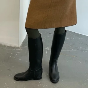 Höga boots - Ridstövlar/ gummistövlar/ höga boots - vattentäta och snygga. Första bilden är lånad men är ungefär samma modell! Lite repor som säkert går att putsa bort