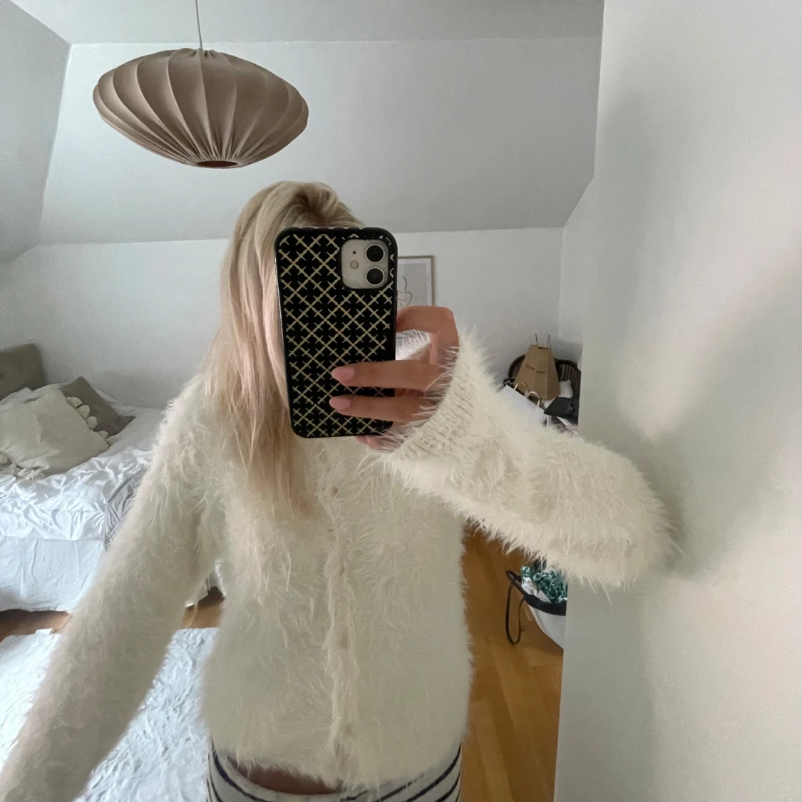 Vit fluffig kofta från Carin Wester