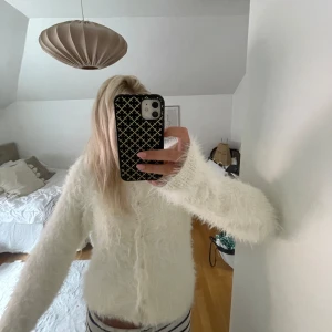 Vit fluffig kofta från Carin Wester - Fin och fluffig vit kofta från Carin Wester. Den har bra kvalite och är är finare lurvig. Osäker på vilken storlek den är i men skulle gissa på M då jag ville ha den lite större💕