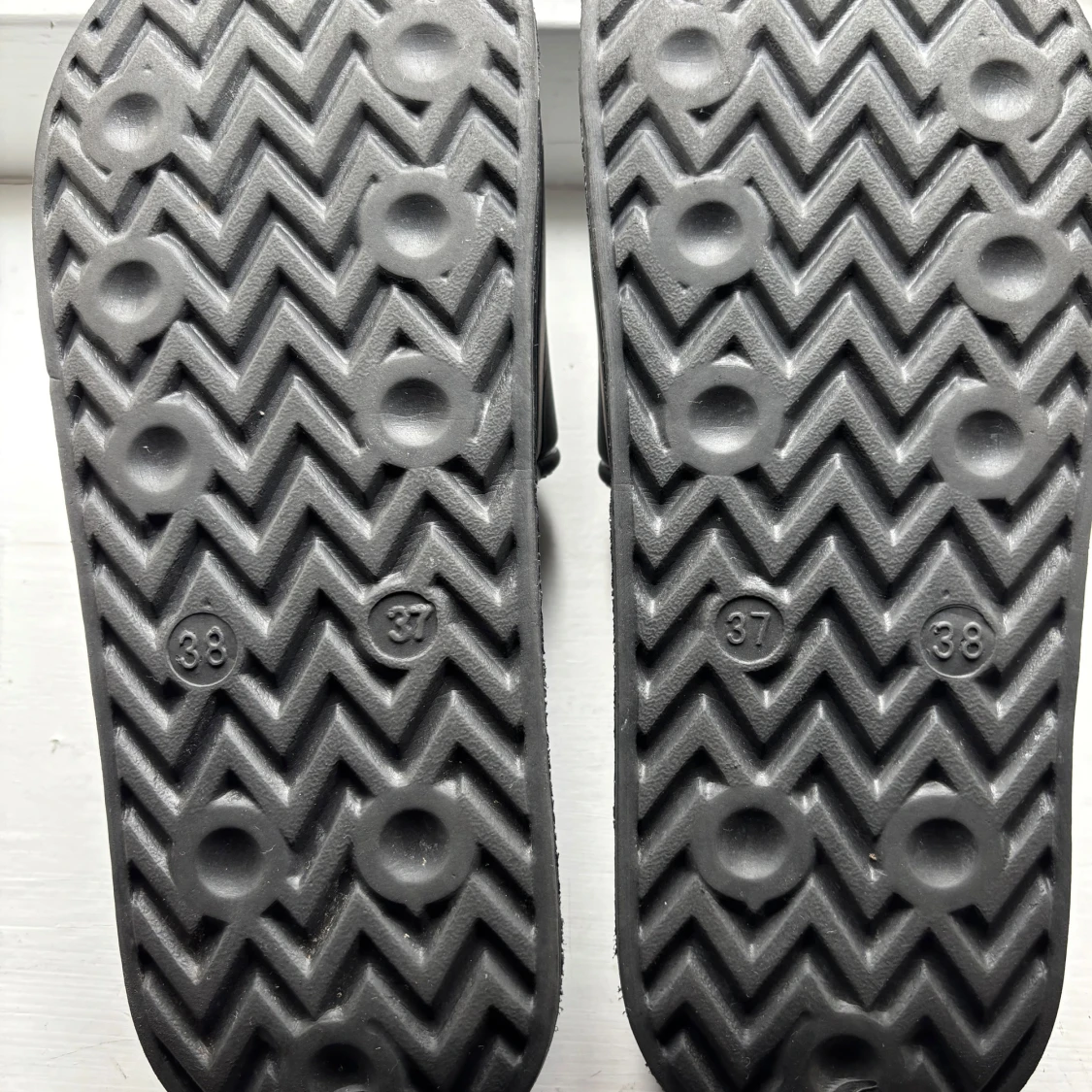 Svarta slides från ZONE strl 37/38 - 1