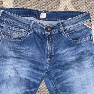 Blå jeans från Replay, modell Luz - Snygga blå jeans från Replay, modell Luz, med klassisk femficksdesign och coola kontrastsömmar på bakfickorna. Jeansen har normal passform och är tillverkade i mjukt denimtyg som sitter skönt hela dagen.