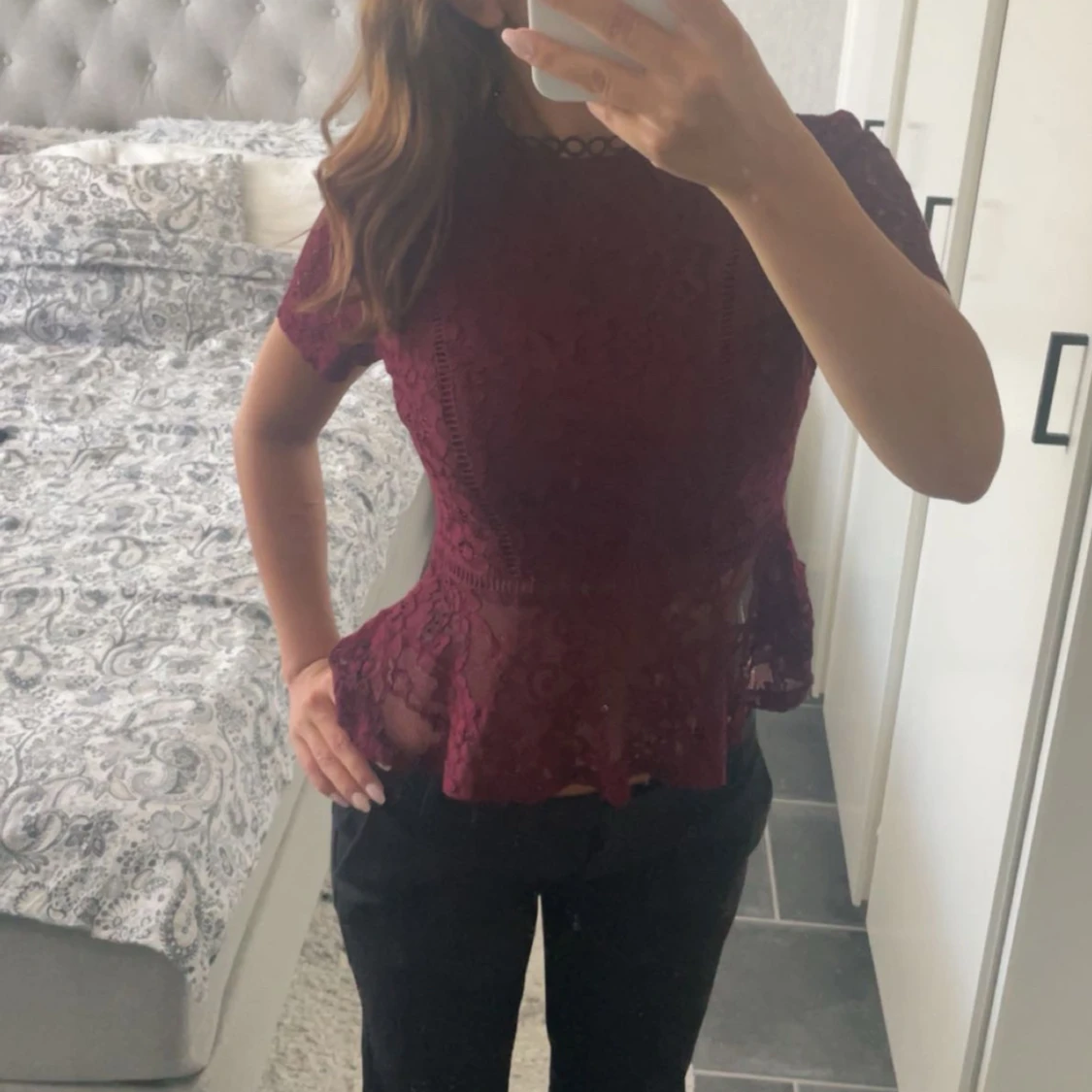 Vinröd spetsblus med volang - 1