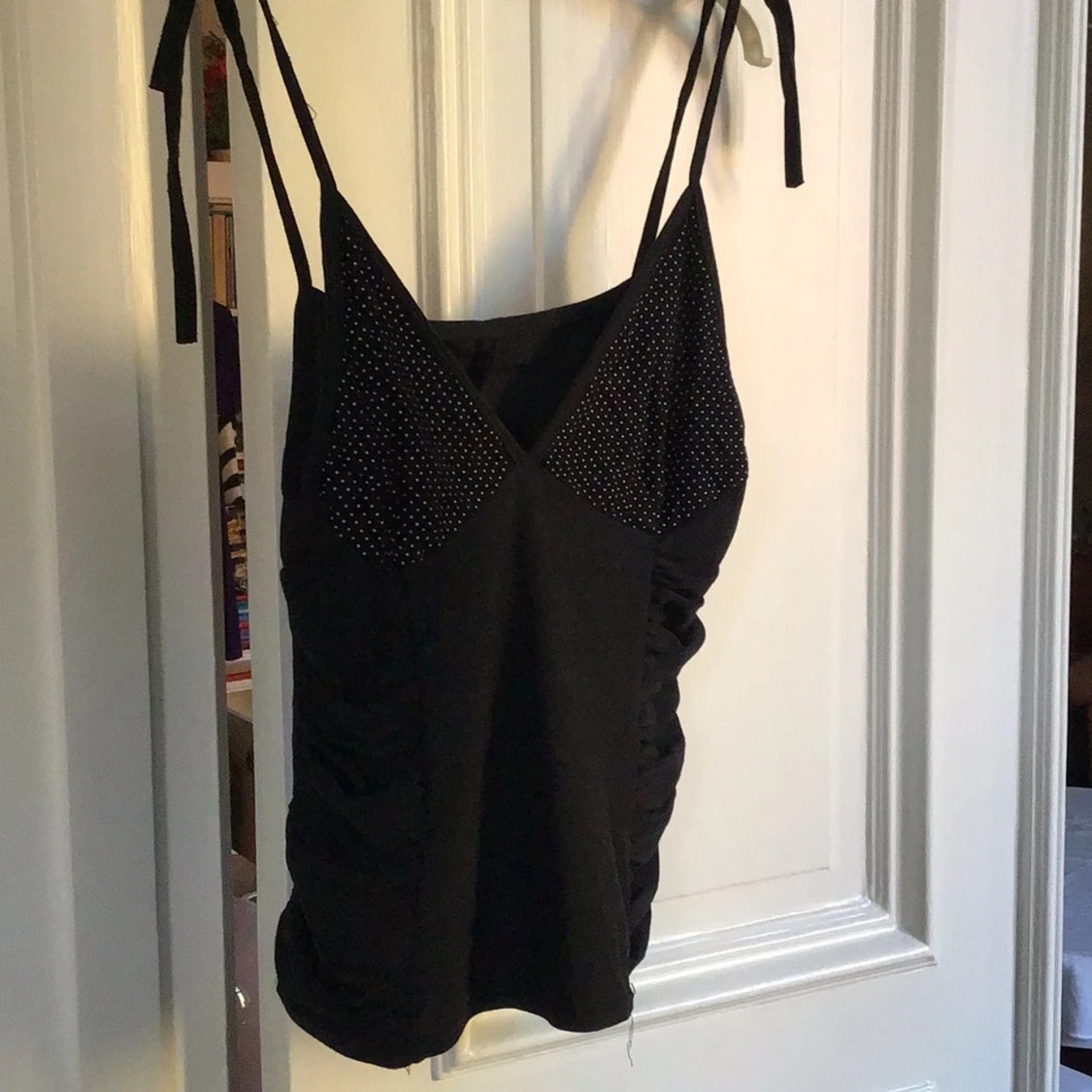 Svart linne med knytband