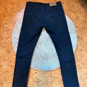 Mörkblå jeansbyxor från Tiger of Sweden - Väldigt mörkblå jeans från tiger of sweden. Använda få gånger. Nypris cirka 1000. Inga defekter