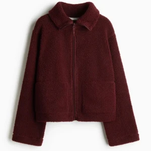 vinröd teddyjacka - jätte fin teddyjacka som Max andvänts 2 ggr, älskar att den passar för nästan allt väder och alla outfits 💞 säljs då jag har 2. 