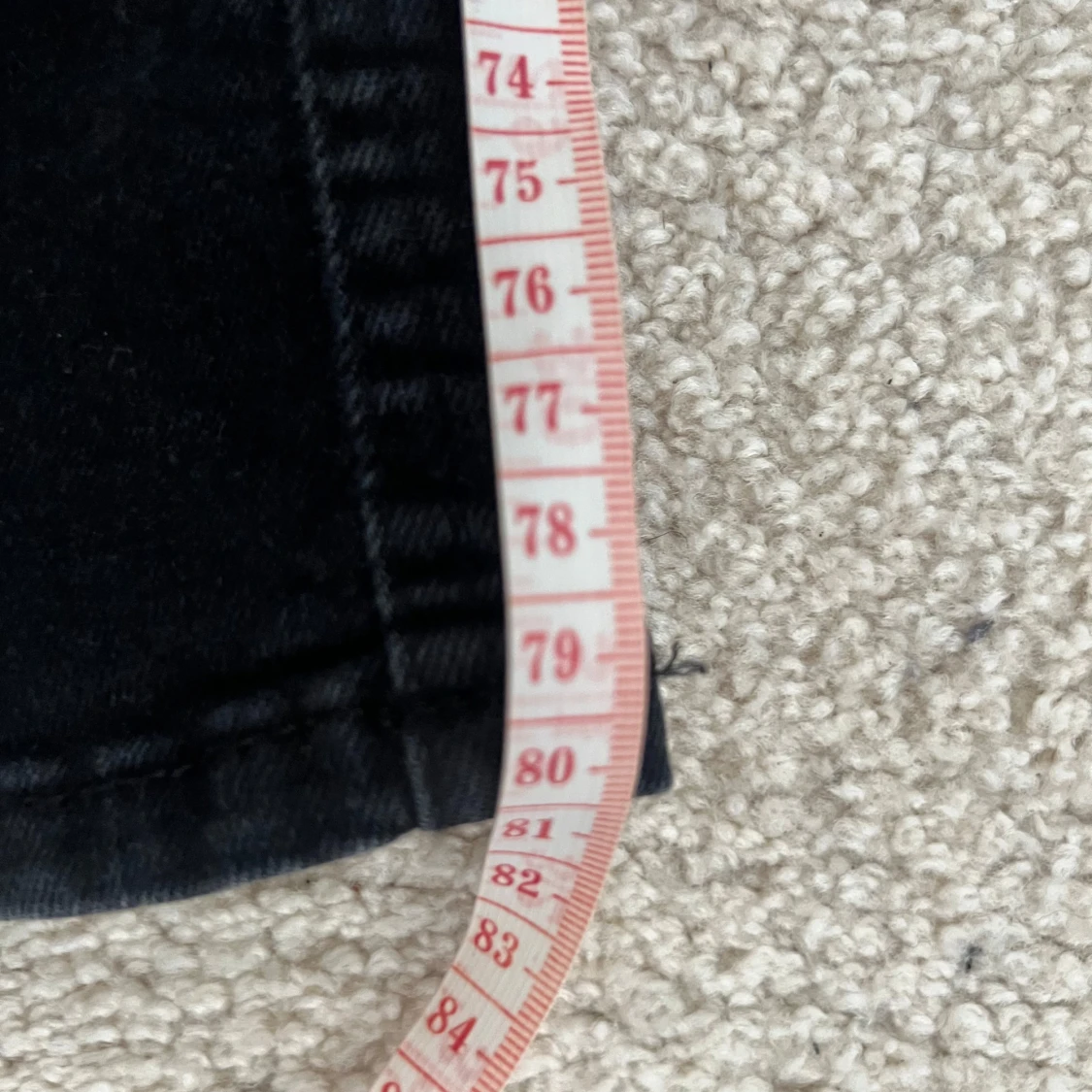 Gråsvarta jeans från Only - 4