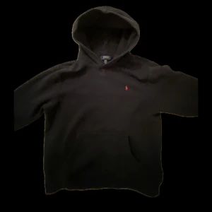 Ralph Lauren hoodie  - Svart Ralph lauren hoodie i storlek XL kids som passar perfekt på folks som har small. Säg ett pris som du tycker är bra så kan vi utgå från det👍