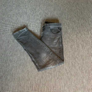Grå jeans från Replay - Snygga grå jeans från Replay modell WALLYS och är storlek 165.
