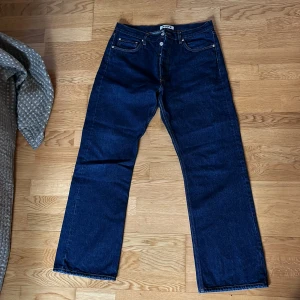 Hope rush jeans - Säljer ett par mörkblå jeans från Hope med klassisk femficksdesign och knappgylf. Jeansen har en rak passform och är tillverkade i slitstarkt denim. Perfekta för en stilren look.