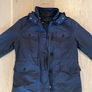Massimo dutti  fieldjacket - Det här är en klassig marinblå fieldjacket ifrån massimo dutti. Jackan är inte felfri men det är inget som påverkar funktionalitet. Den här jackan är ett perfekt köp nu under våren då den fungerar som en bra windbraker och har en tunt foder inuti. Den är i storlek S, jag är öppen att diskutera priset vid snabb affär.