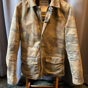 Camouflage jacka från Zadig & Voltaire - Tjena! Säljer nu min camouflagejacka från Zadig & Voltaire i nästintill mint condition. Jackans mått är ca 70cm längd, 50cm bredd och 65cm armlängd. Hör av er privat för mer bilder & info. Mvh Eric