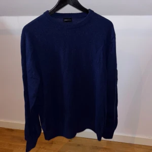 Stickat Tröja (kashmir + merinoull) - Hej, säljer en riktigt bekväm kashmir + merinoull | Skick 10/10 | Nypris 699 kr | Strlk M | Hör gärna av er vid fler funderingar! Modellen är 180 cm och väger 70 kg.