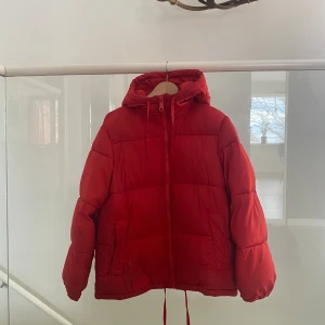 Röd pufferjacka med huva - Röd jacka från HM 