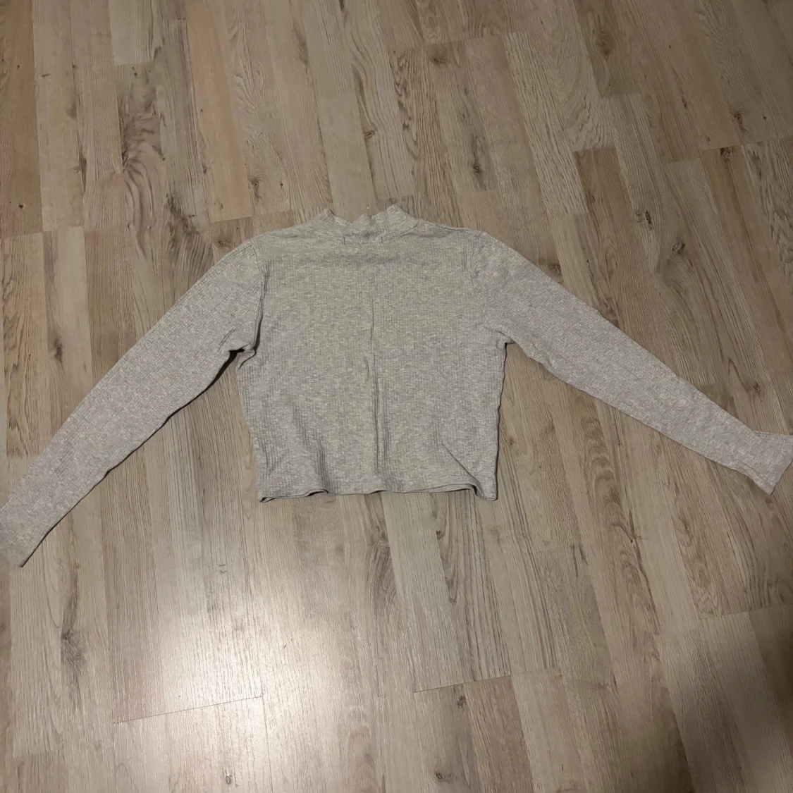 Grå ribbad polotröja från Bik Bok - 2