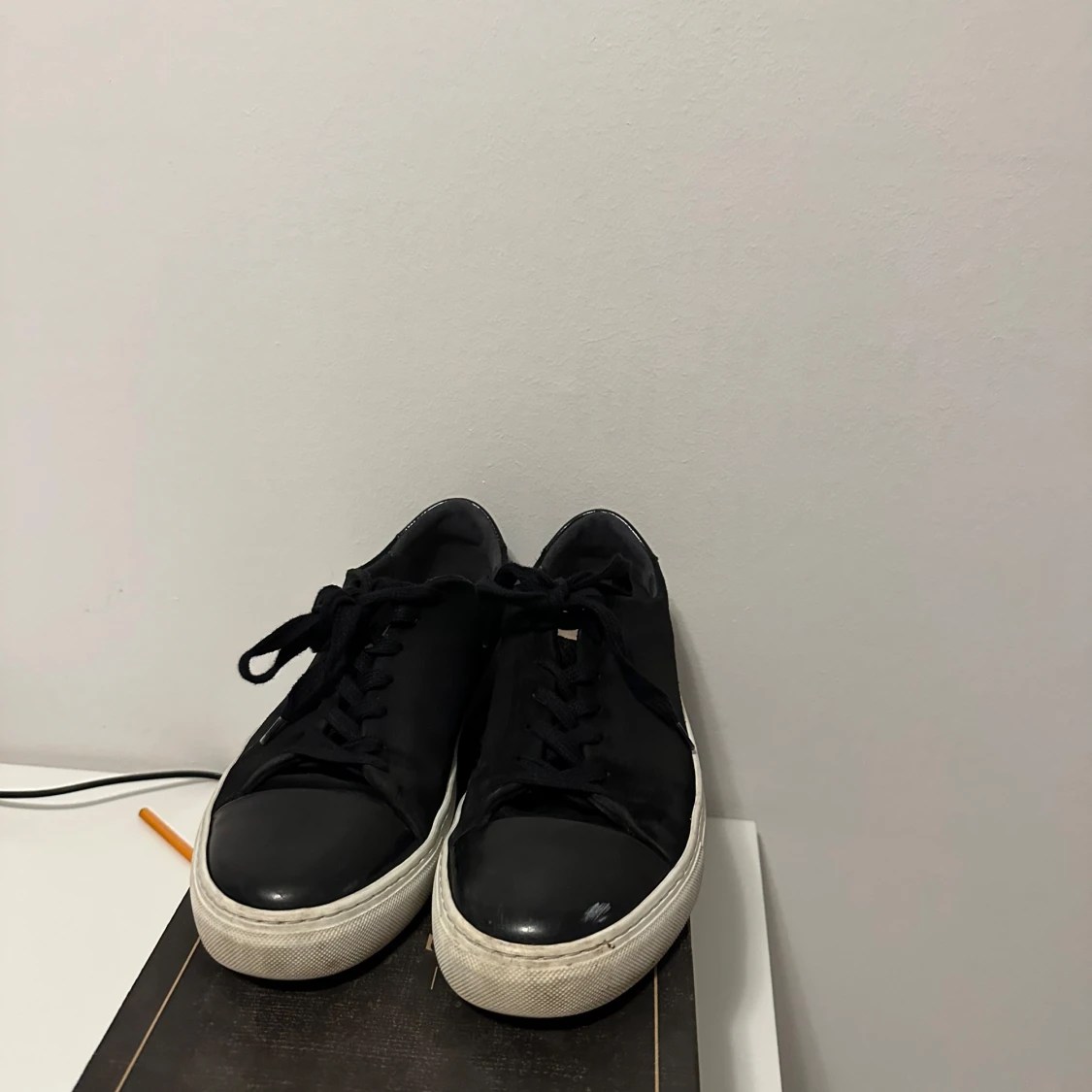 Svarta sneakers från Sneaky Steve