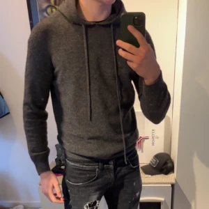 Grå hoodie - Säljer en stilren grå hoodie med luva Perfekt för en avslappnad look.  Riktigt skön!