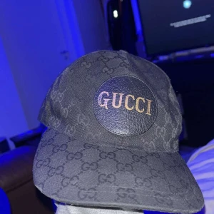 Gucci keps äkta  - Tja, säljer en sällsynt äkta gucci keps har dock inget äktehetsbevis på den! pris kan diskuteras.