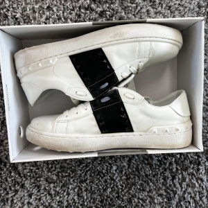 Valentino rockstuds  - Säljer doma pärlorna då dom är för små, fraktar direkt vid köp så passa på innan dom försvinner!                       DM för bilder och frågor osv!