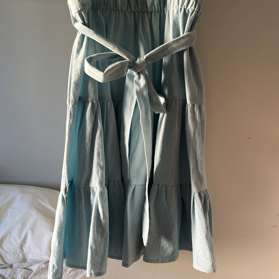 Ljusblå klänning med volangdetaljer - 1