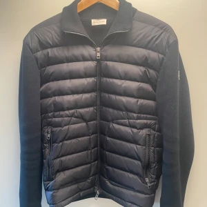 Moncler cardigan  - Snygg svart jacka från Moncler! Baserat på vad jag sett så är den äkta men kan inte säga med 100% säkerhet i och med att jag köpte den begagnat! Men alla lappar sitter rätt och den scannar så det verkar bra!