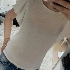Vit blus med volangärmar - Säljer en vit blus från CC med volangärmar. En jättefin topp som passar till allt 🤍🤍storlek M men passar som S också. Helt oanvänd med lapp kvar, nypris 499