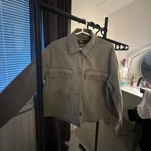 Grön jeansjacka från Zara - Snygg grön jeansjacka från Zara. Jackan har två stora bröstfickor med lock och långa ärmar. Fåtal gånger använd. Snygg sommarjacka😍