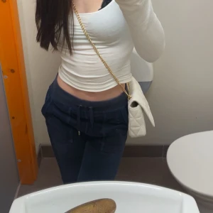 Blå juicy byxor - Jättefina mörkblå juicybyxor, säljer då de inte riktigt kommer till användning och jag behöver pengar. De är sjukt bekväma och fina! Orginalpris 1200