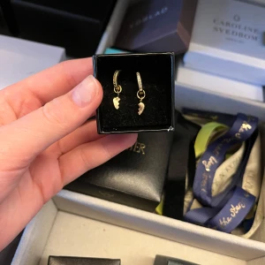 Örhängen från L8H🩷 - Super söta örhängen men hjärtan från L8hasselblad i guld💘 