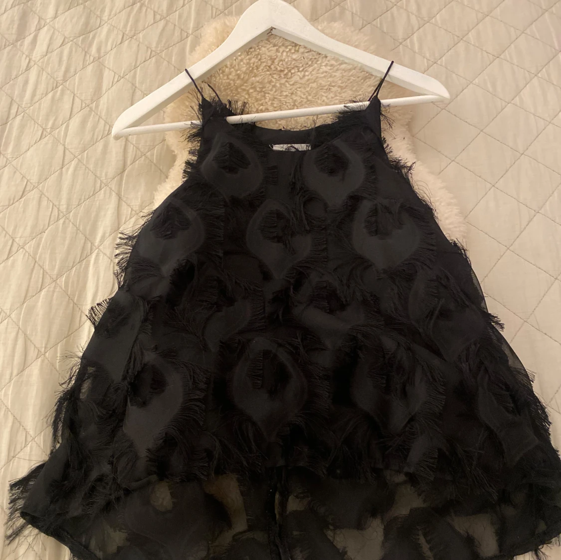 Svart ärmlös topp med fransar - 1