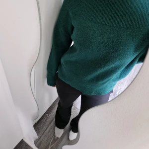 Grön tröja från Holly & Whyte by Lindex - Säljer en snygg grön stickad tröja från Holly & Whyte by Lindex,storlek M(passar mig som är S) . Tröjan har en ribbad kant vid halsen och är tillverkad i ett mjukt material. Endast använd 2 gånger💕