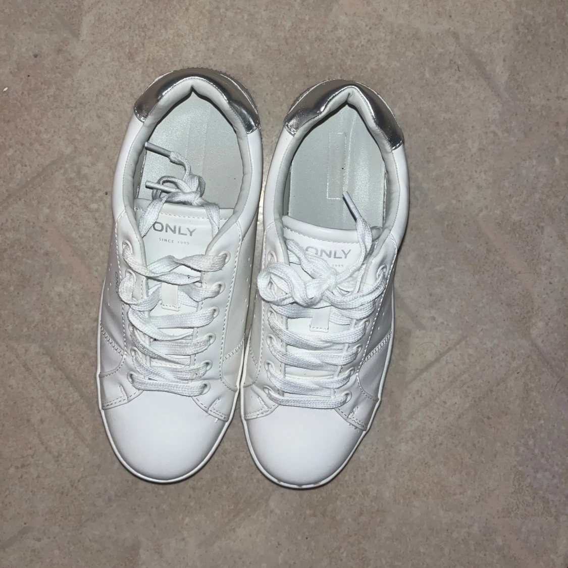 Vita sneakers från ONLY med silverdetaljer - 1